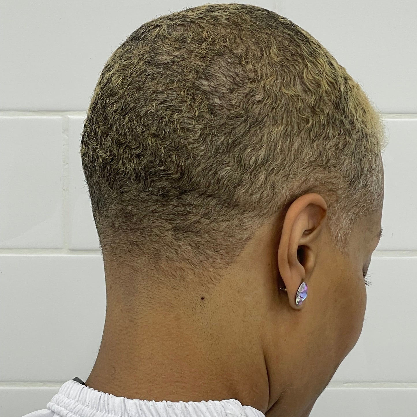 WOMAN'S HAIRCUT
